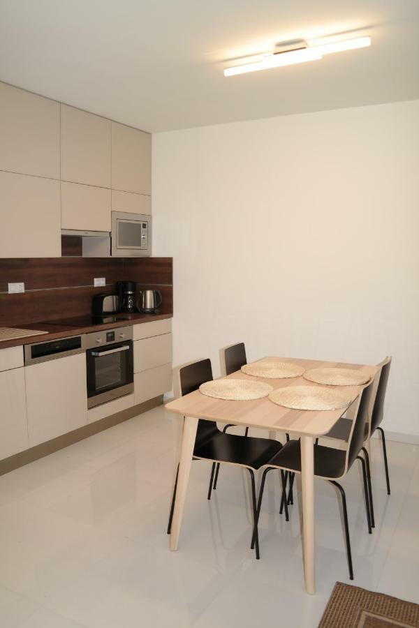 Holiday Apartman With Free Parking ジュール エクステリア 写真